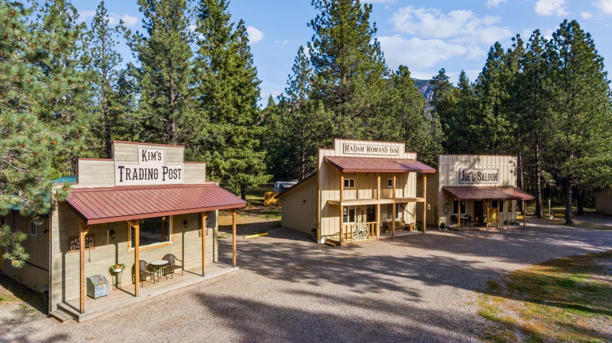 Fort Williamson Glacier Vacation Rentals コロンビア・フォールズ エクステリア 写真