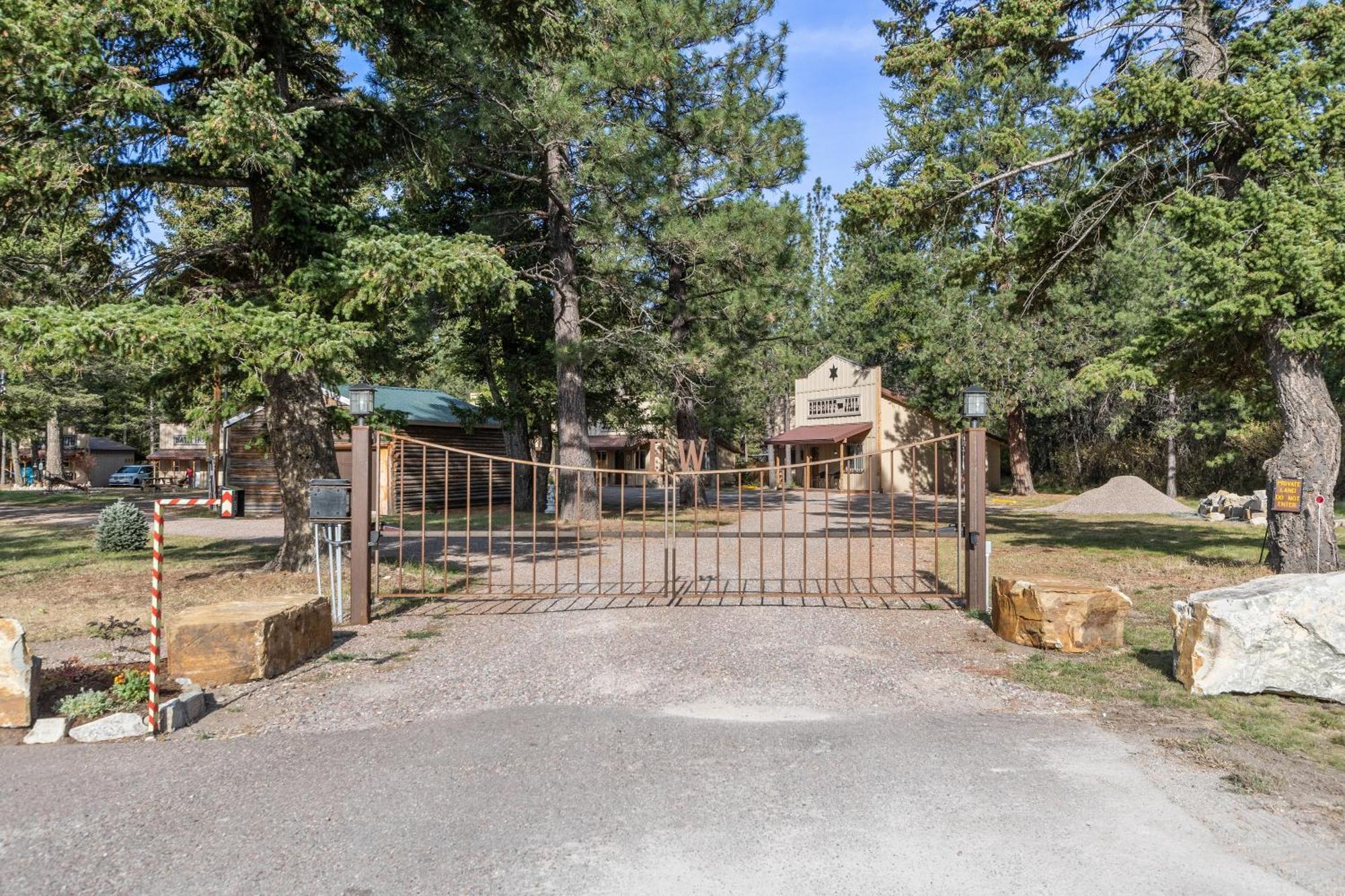 Fort Williamson Glacier Vacation Rentals コロンビア・フォールズ エクステリア 写真