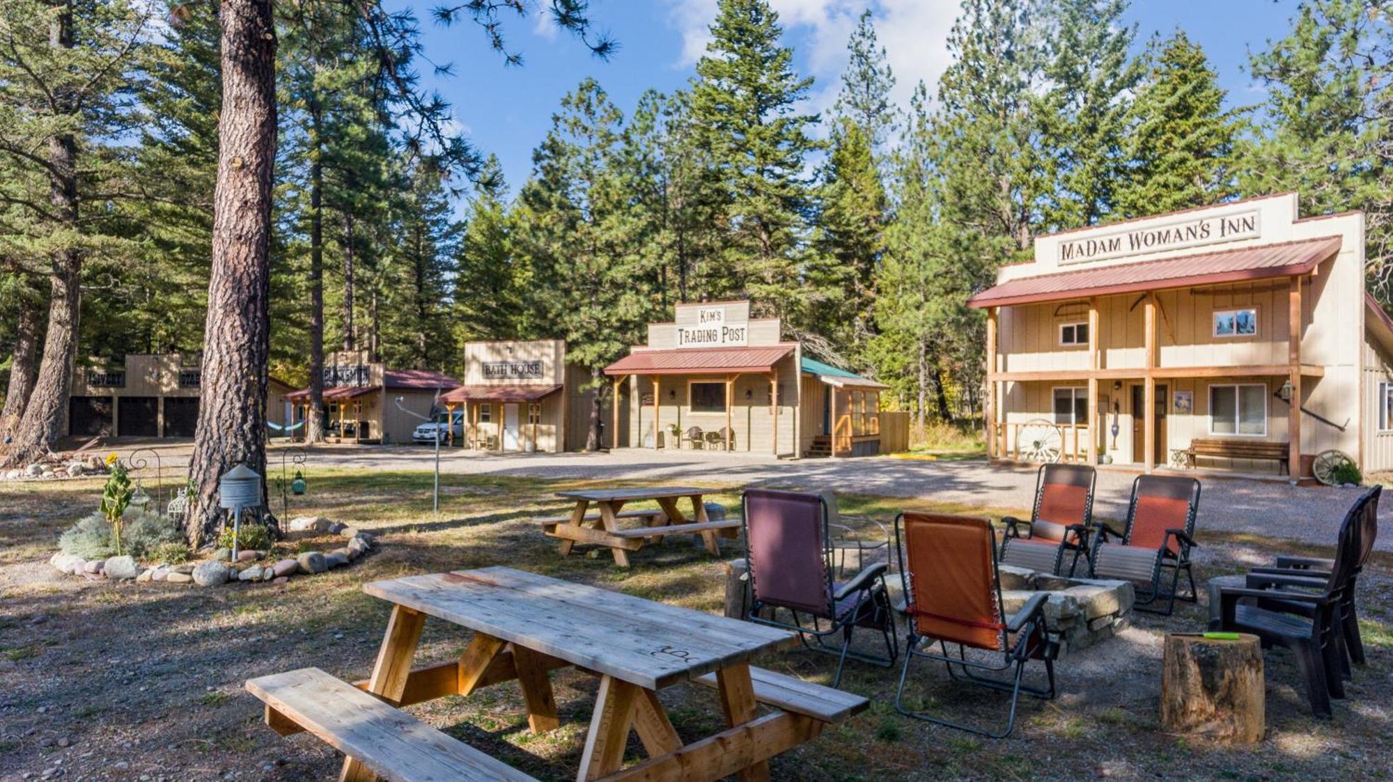 Fort Williamson Glacier Vacation Rentals コロンビア・フォールズ エクステリア 写真